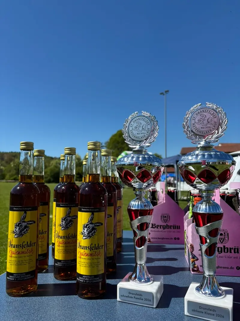 Pokale und Flaschen „Dransfelder Hasenmilch“ auf dem Siegerehrungstisch