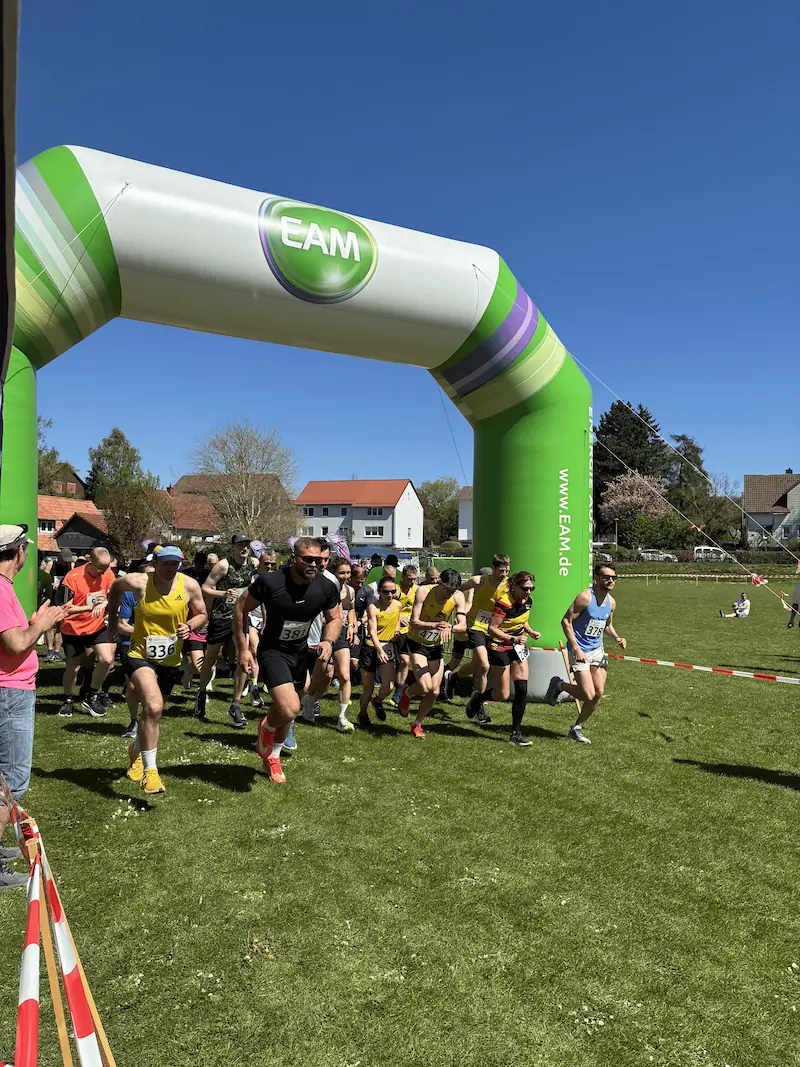 Start des Hauptlaufs unter dem EAM-Bogen auf dem Sportplatz