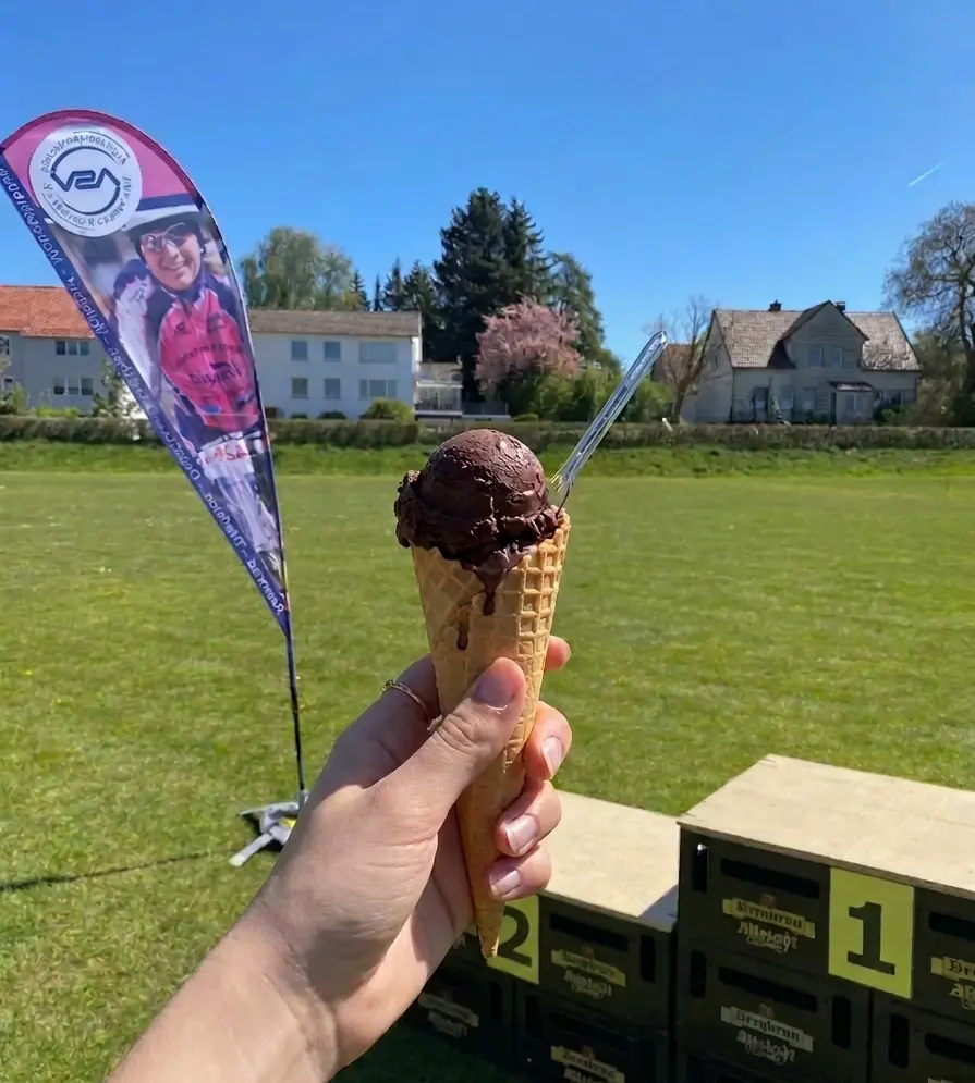 Eiswaffel vor der Vereinsfahne des ASV Velo-Venezia am Sportplatz