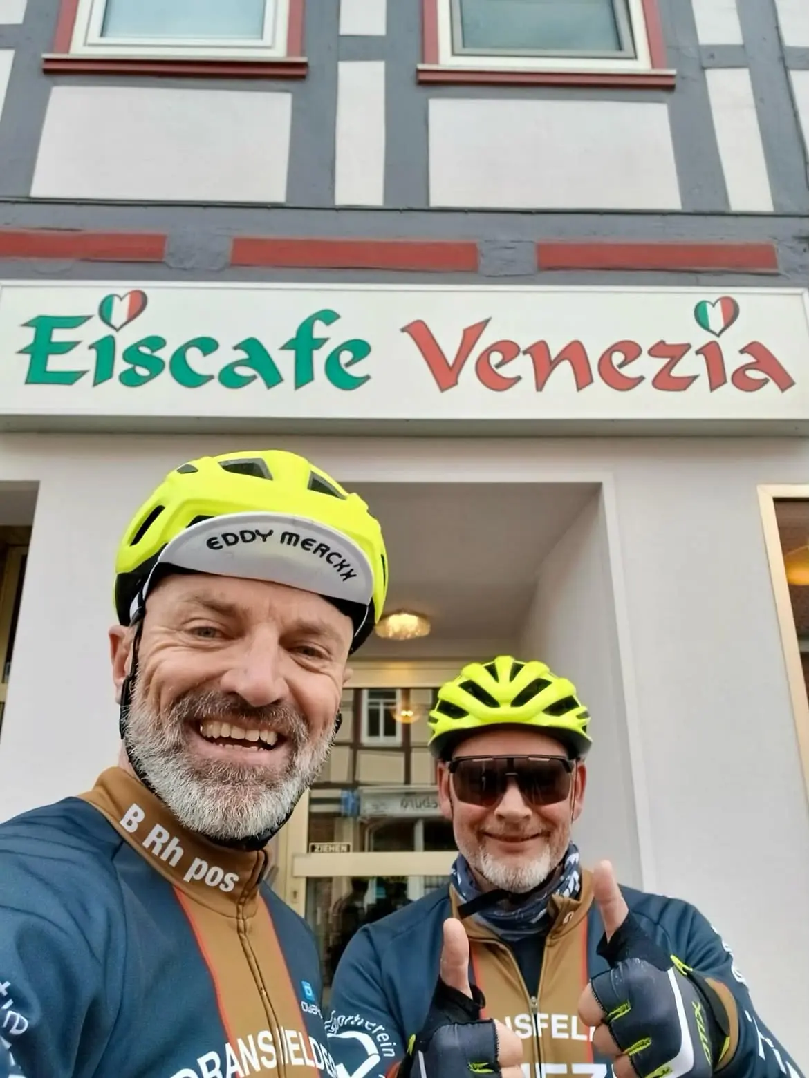 Zwei Radfahrer machen vor dem Eiscafé Venezia in Dransfeld Halt