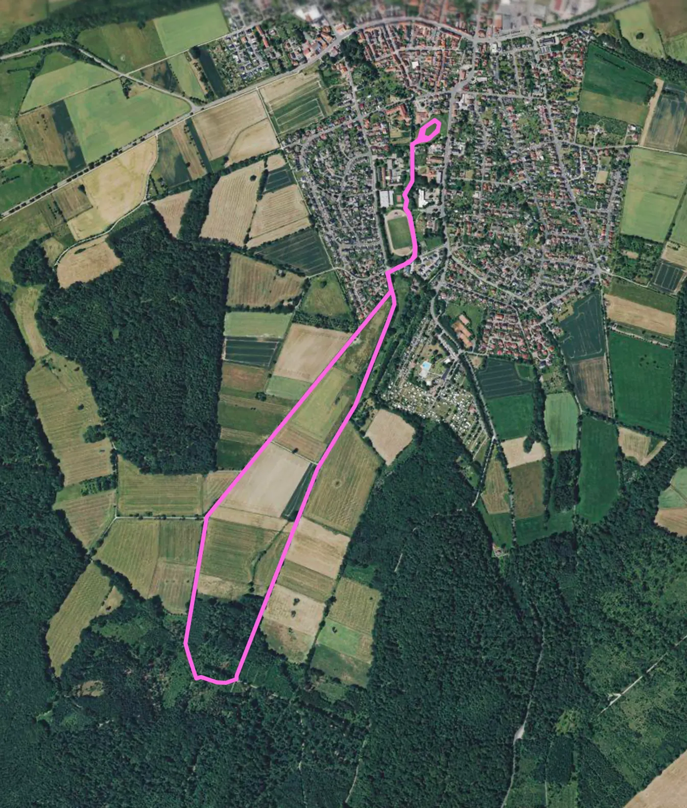 Satellitenbild von Dransfeld mit dem pink eingezeichneten Verlauf der 5-Kilometer-Strecke