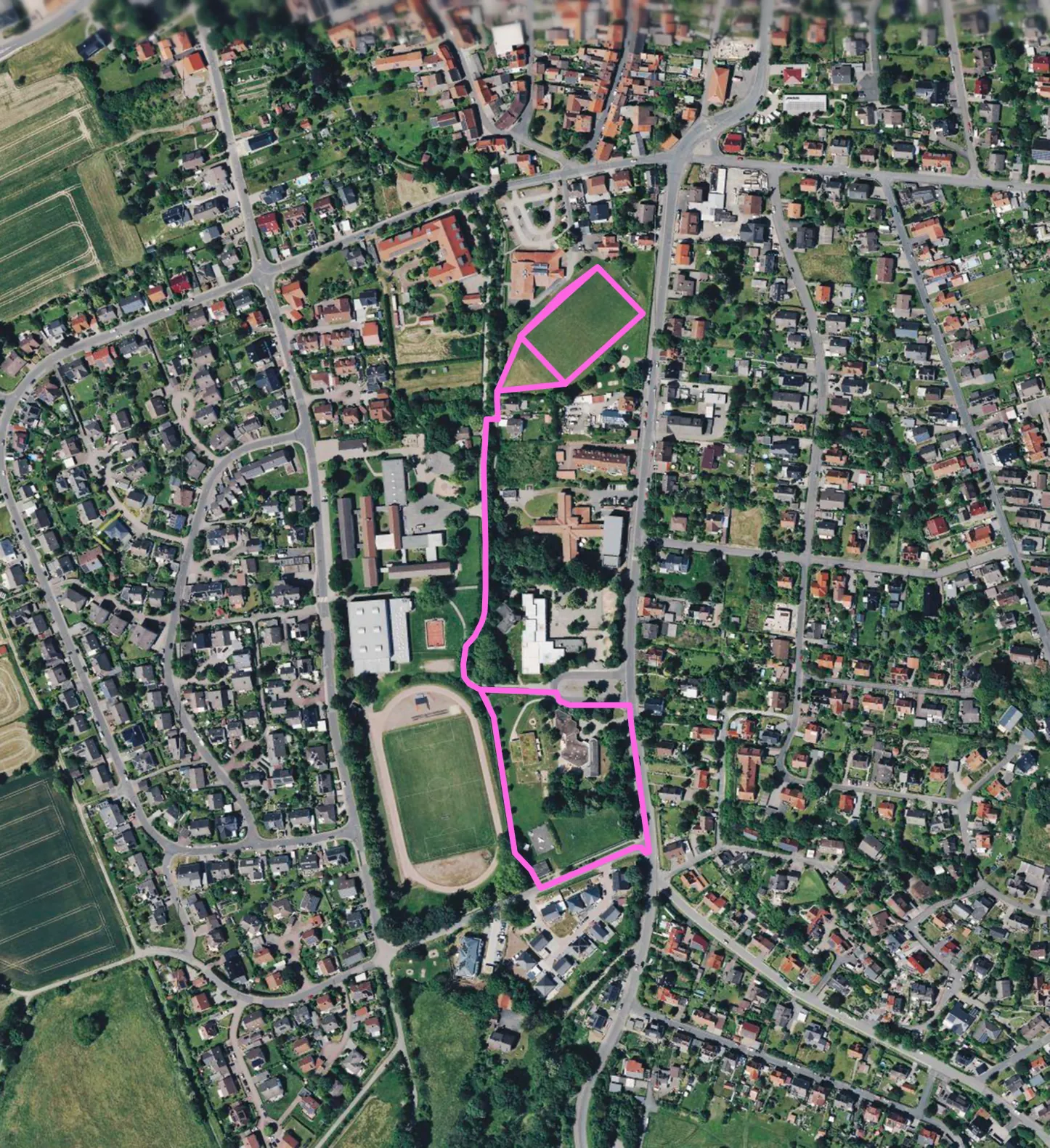 Satellitenbild von Dransfeld mit dem pink eingezeichneten Rundkurs des 1400-Meter-Schülerlaufs durch den Ort
